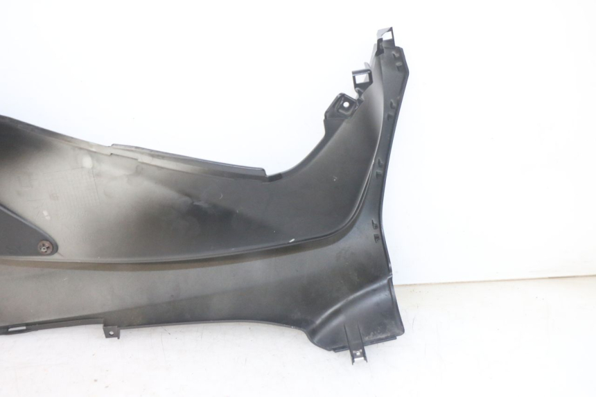 photo de LEFT FLOOR PANEL PIAGGIO MP3 HPE 300 (2019 - 2026) - Zoom on usage condition
