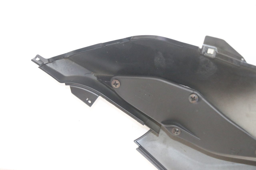 photo de LEFT FLOOR PANEL PIAGGIO MP3 HPE 300 (2019 - 2026) - Technical close-up