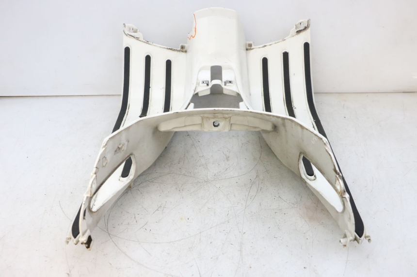 photo de FLOOR PANEL PIAGGIO VESPA GTS SUPER IE 125 (2009 - 2016) - High-resolution close-up