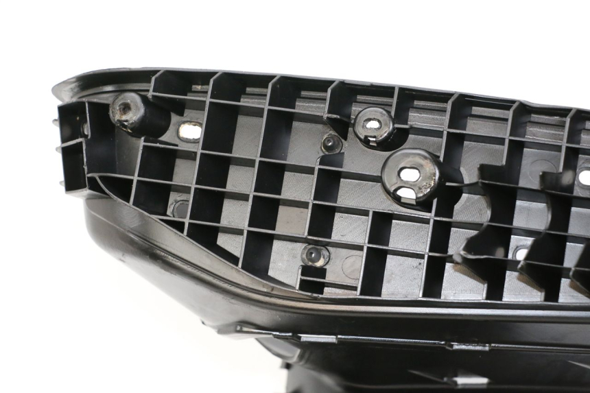 photo de FOOTREST YAMAHA XMAX X-MAX 125 (2006 - 2009) - Fixing points details