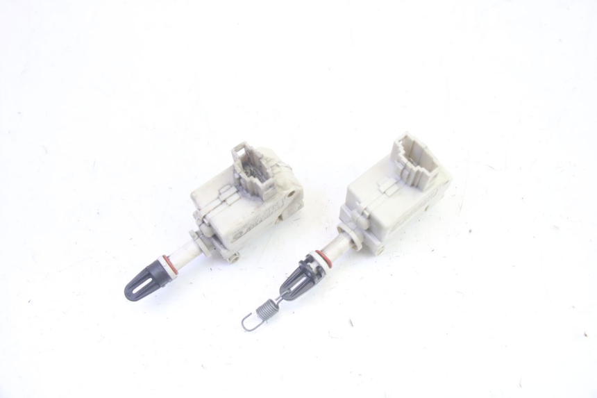 photo de TRUNK OPENING MOTOR PIAGGIO MP3 LT 400 (2007 - 2012) - Component detail