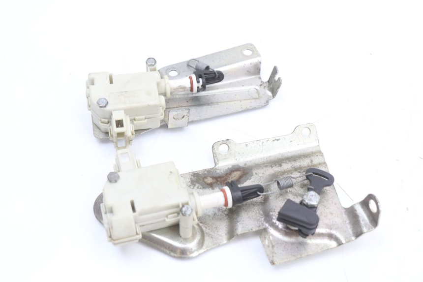 photo de TRUNK OPENING MOTOR PIAGGIO X10 125 (2012 - 2017)