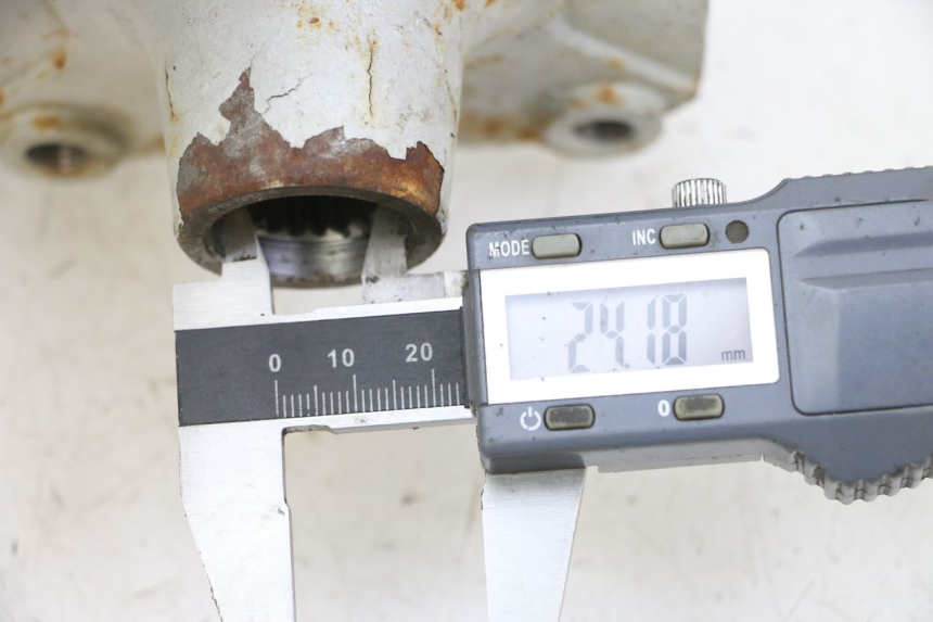 photo de REAR WHEEL HUB HYTRACK S 150 (2003 - 2011)