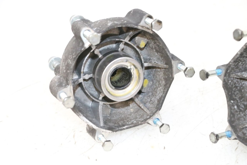 photo de FRONT WHEEL HUB PIAGGIO MP3 HPE 300 (2019 - 2026) - Fixing points details