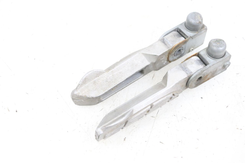 photo de PAIR OF REAR FOOTRESTS KYMCO AGILITY 16+ 4T 50 (2018 - 2023) - Zoom on usage condition