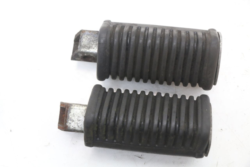 photo de PAIR REAR FOOTRESTS HYOSUNG GV AQUILA 125 (2000 - 2004)