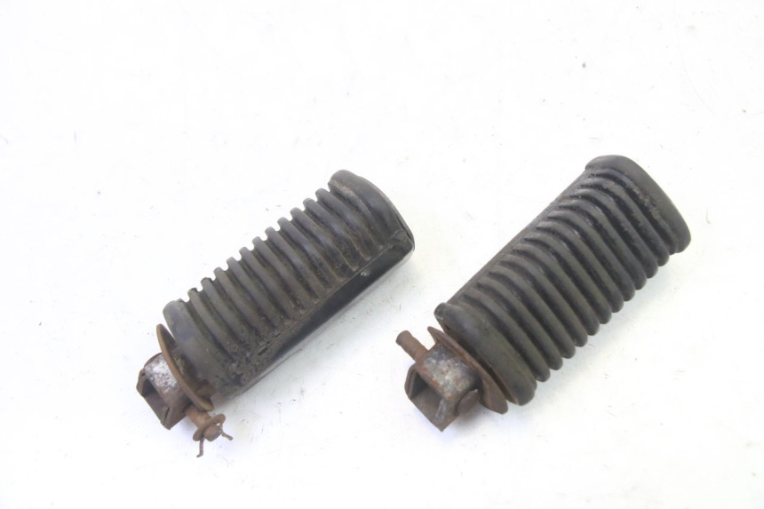photo de PAIR REAR FOOTRESTS HYOSUNG GV AQUILA 125 (2000 - 2004)