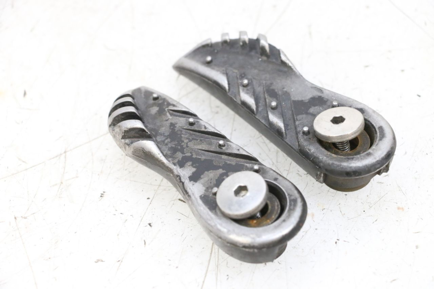 photo de PAIR OF REAR FOOTRESTS MBK BOOSTER SPIRIT NAKED 50 (2004 - 2017) - Checked used part