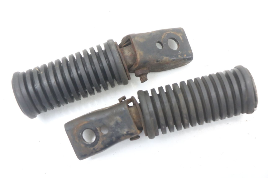 photo de PAIR REAR FOOTRESTS SUZUKI GN 125 (1997 - 2000)