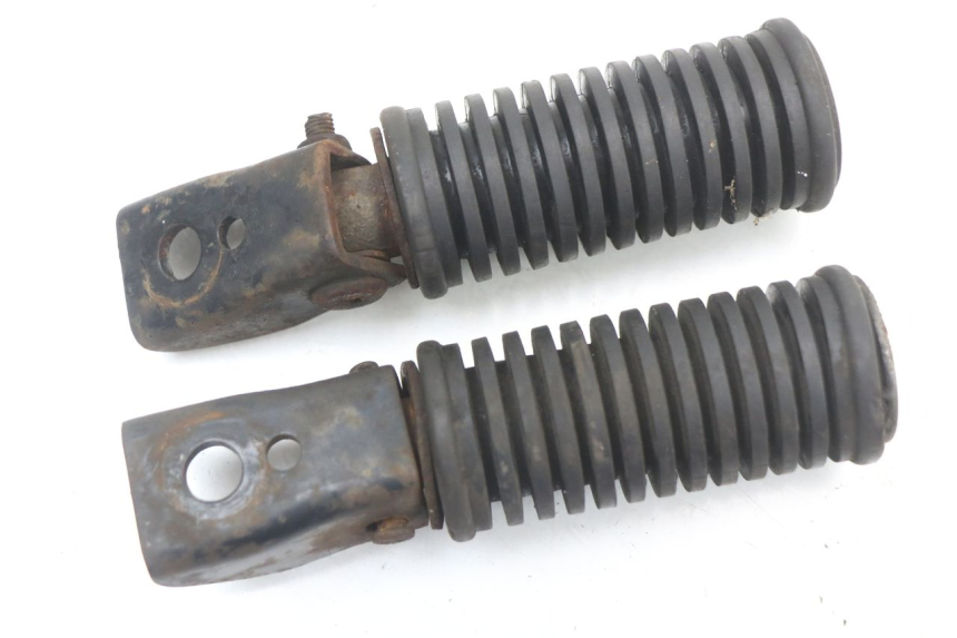 photo de PAIR REAR FOOTRESTS SUZUKI GN 125 (1997 - 2000)
