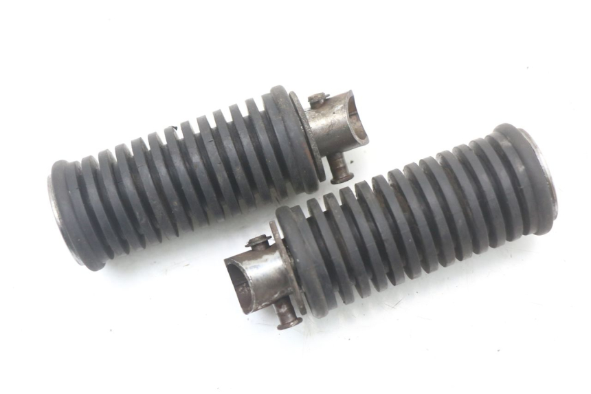 photo de PAIR REAR FOOTRESTS SUZUKI GZ MARAUDER 125 (1998 - 2004)
