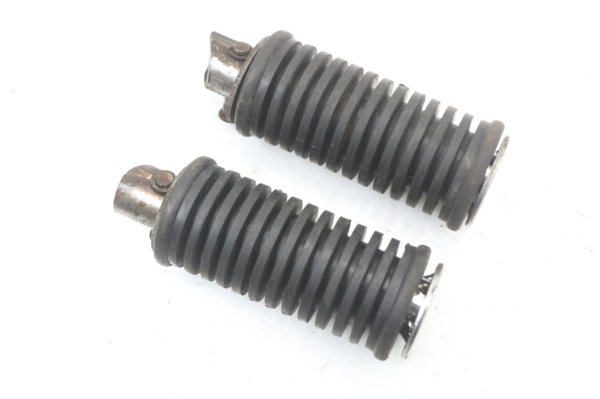 photo de PAIR REAR FOOTRESTS SUZUKI GZ MARAUDER 125 (1998 - 2004)