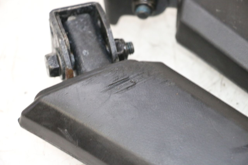 photo de PAIR OF REAR FOOTRESTS PEUGEOT KISBEE 4T 50 (2010 - 2017) - Technical close-up