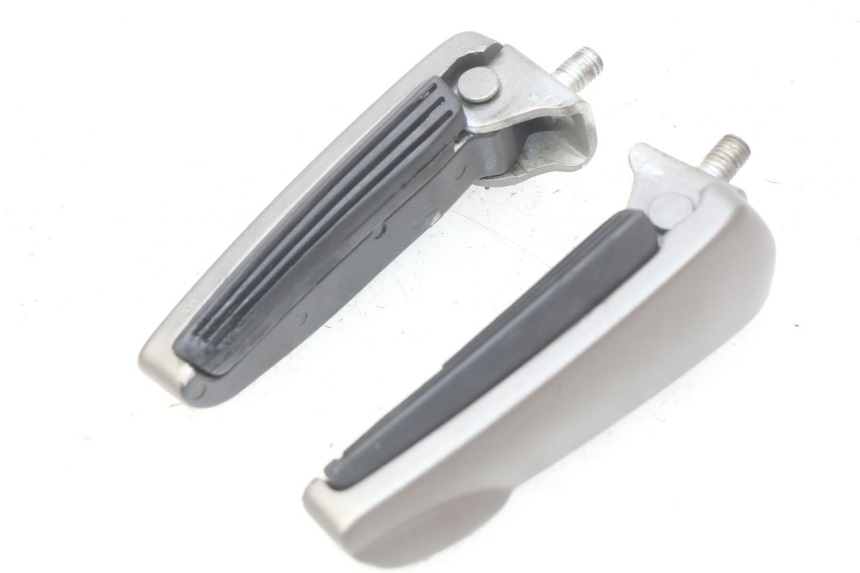 photo de PAIR OF REAR FOOTRESTS GILERA NEXUS 125 (2009 - 2013)