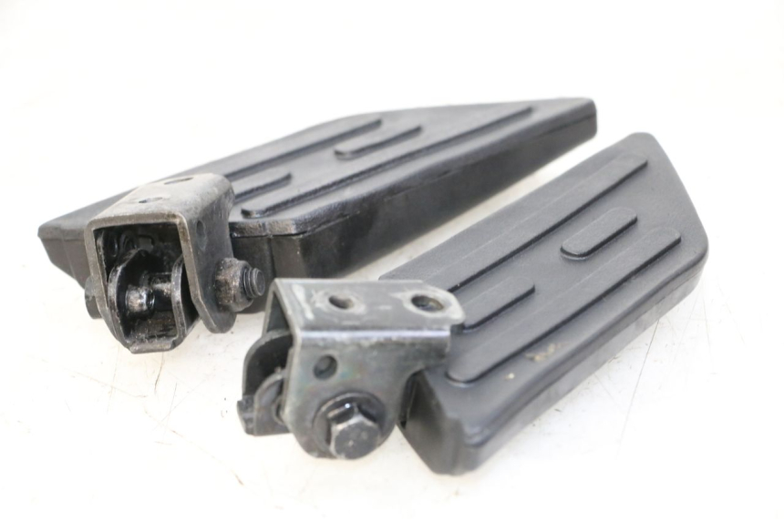 photo de PAIR OF REAR FOOTRESTS PEUGEOT KISBEE 4T 50 (2018 - 2022)