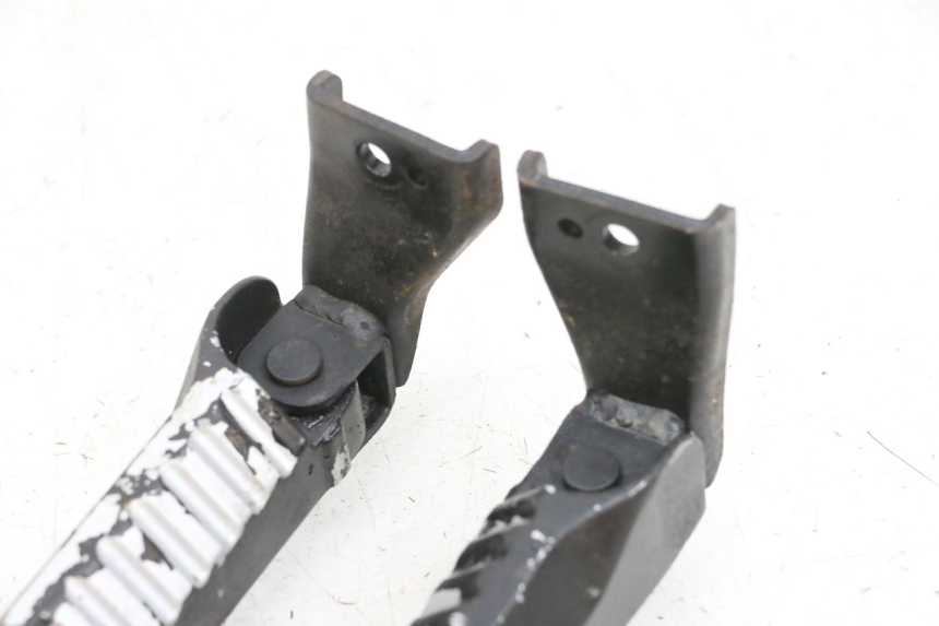 photo de PAIR REAR FOOTRESTS DAELIM S1 125 (2007 - 2016) - Fixing points details