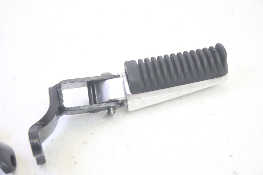 photo de PAIR OF REAR FOOTRESTS YAMAHA XMAX X-MAX 125 (2006 - 2009) - Fixing points details