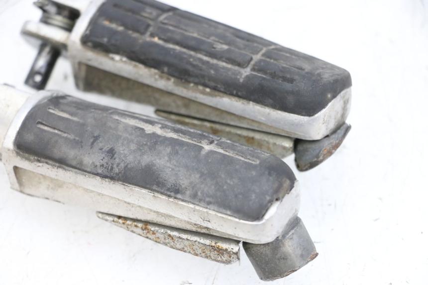 photo de PAIR OF FRONT FOOTRESTS YAMAHA FJR ABS 1300 (2006 - 2012) - Fixing points details