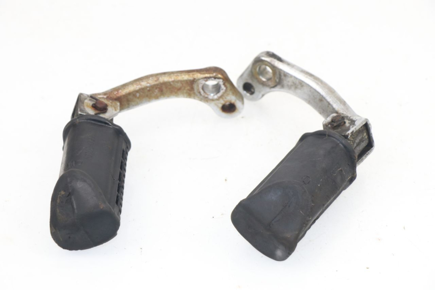 photo de PAIR FRONT FOOTREST SUZUKI GN 125 (1997 - 2000)