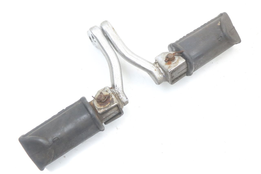 photo de PAIR FRONT FOOTREST SUZUKI GN 125 (1997 - 2000)