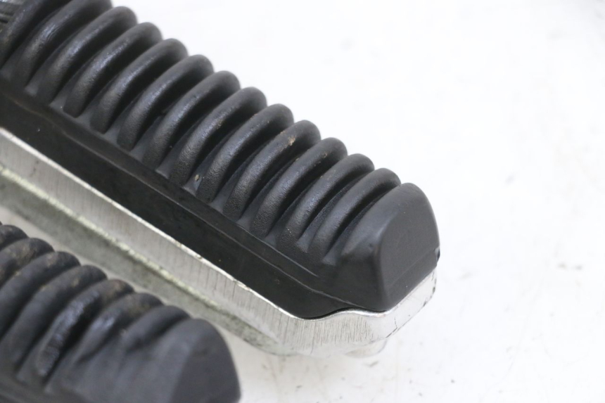 photo de PAIR FRONT FOOTREST SUZUKI GSF N BANDIT 600 (1996 - 1999) - Fixing points details