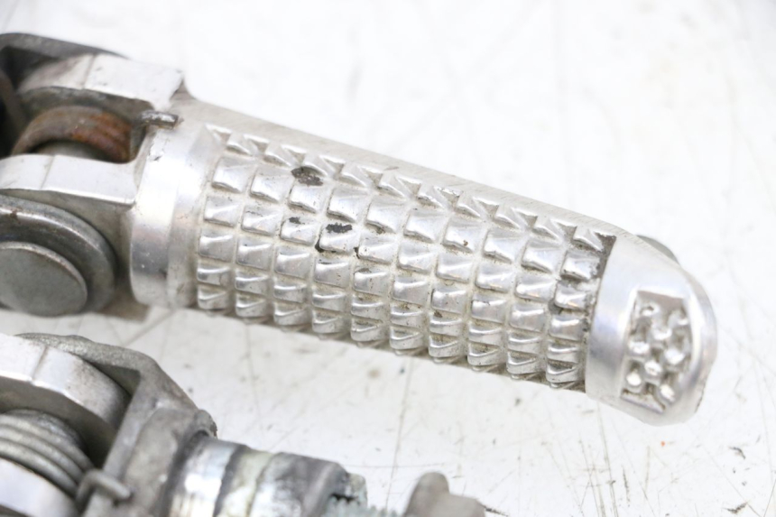 photo de PAIR FRONT FOOTREST SUZUKI GSXR GSX-R 1000 (2003 - 2004) - Surface and material condition