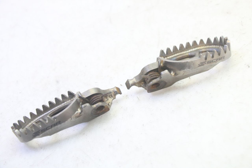 photo de PAIR FRONT FOOTREST KAWASAKI KXF KX-F 250 (2017 - 2019) - Zoom on usage condition