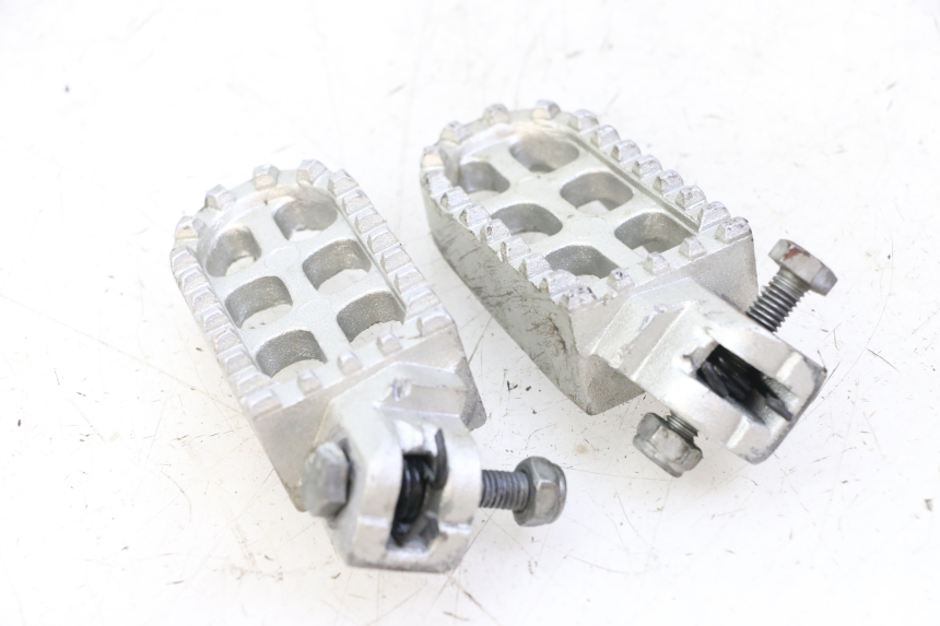 photo de PAIR OF FRONT FOOTRESTS LONCIN DIRT BIKE 125