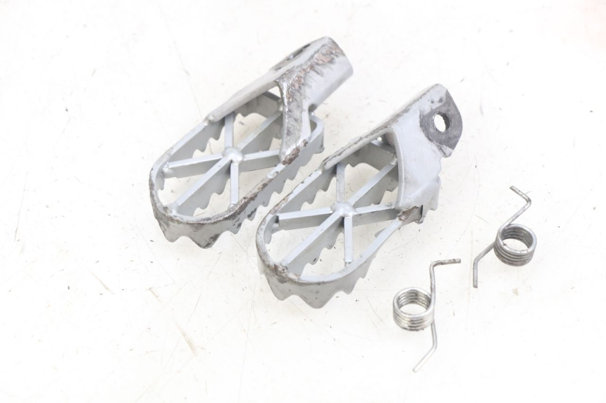 photo de PAIR OF FRONT FOOTRESTS YCF R-START 125