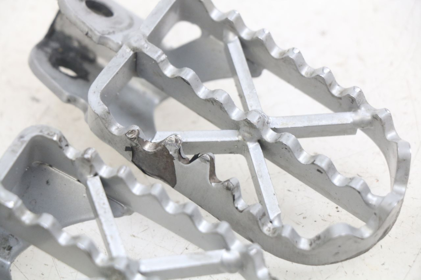 photo de PAIR OF FRONT FOOTRESTS YCF R-START 125