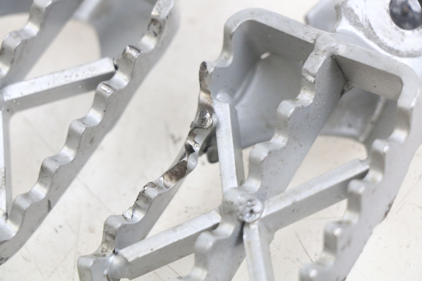photo de PAIR OF FRONT FOOTRESTS YCF R-START 125