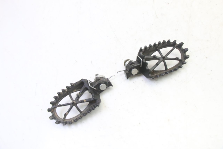 photo de PAIR OF FRONT FOOTRESTS APOLLO RFZ 125