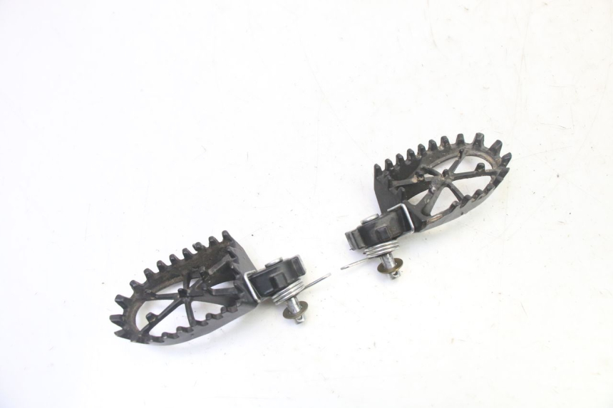 photo de PAIR OF FRONT FOOTRESTS APOLLO RFZ 125