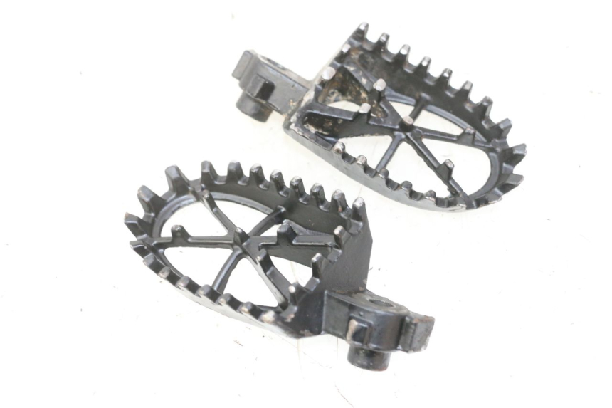 photo de PAIR OF FRONT FOOTRESTS APOLLO RFZ 125