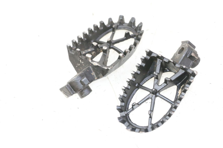 photo de PAIR OF FRONT FOOTRESTS APOLLO RFZ 125
