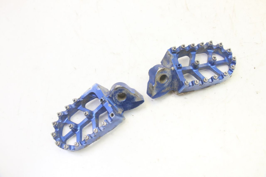 photo de PAIR FRONT FOOTREST YAMAHA YZ-F YZF 250 (2014 - 2018)
