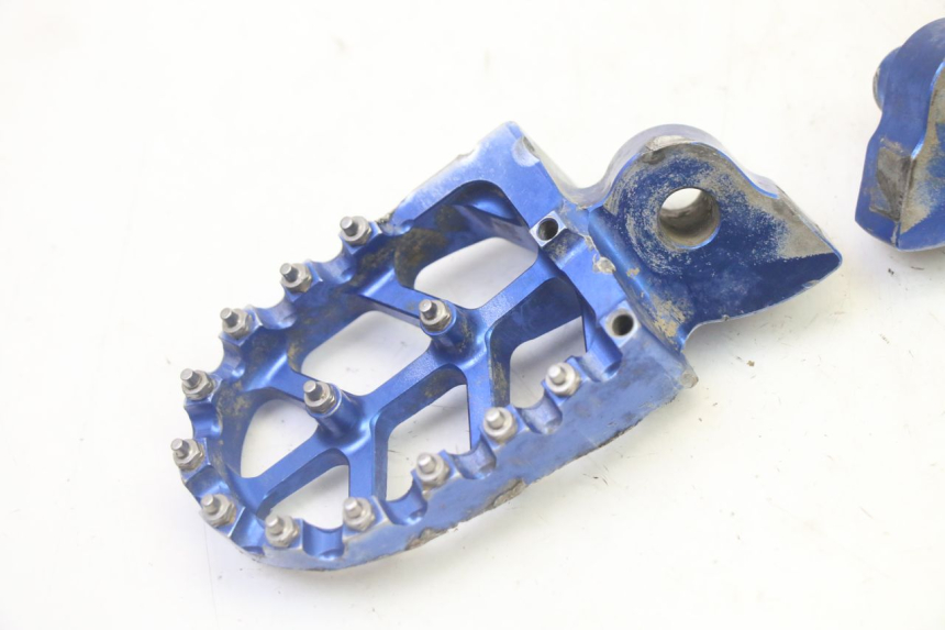 photo de PAIR FRONT FOOTREST YAMAHA YZ-F YZF 250 (2014 - 2018)