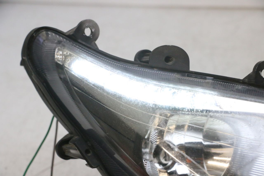 photo de RIGHT HEADLIGHT SYM GTS EVO 125 (2009 - 2013) - Component zoom