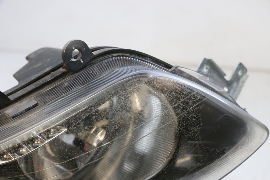 photo de RIGHT HEADLIGHT SYM GTS EVO 125 (2009 - 2013) - Alternative perspective
