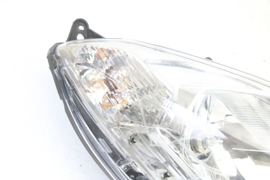 photo de RIGHT HEADLIGHT PEUGEOT SATELIS 125 (2013 - 2018)