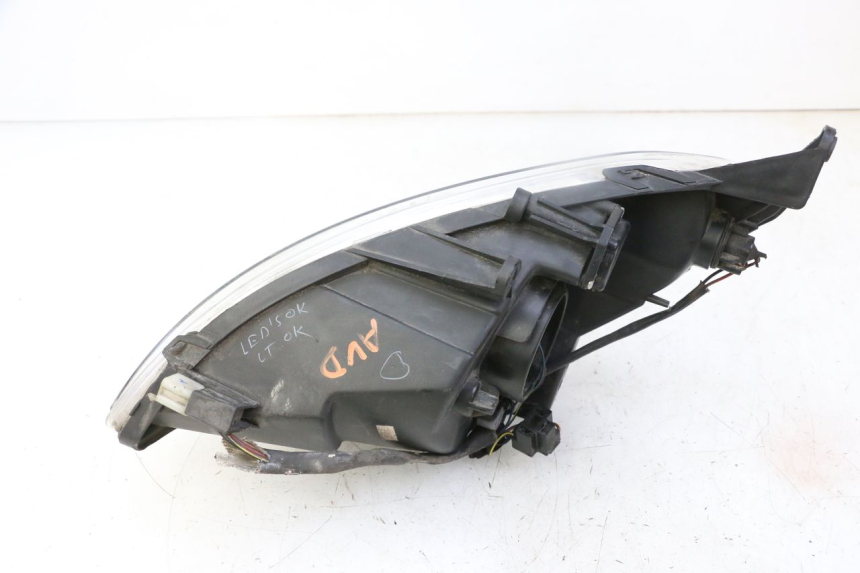 photo de RIGHT HEADLIGHT PEUGEOT SATELIS 125 (2013 - 2018)