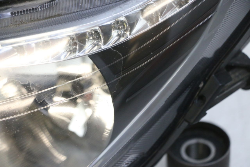 photo de LEFT HEADLIGHT SYM GTS EVO 125 (2009 - 2013) - Distinctive features