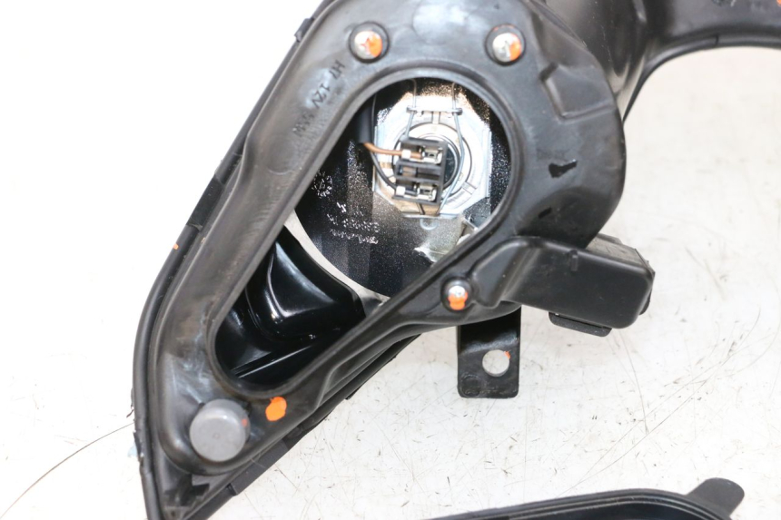 photo de HEADLIGHT PIAGGIO MP3 HPE 300 (2019 - 2026) - Alternative perspective