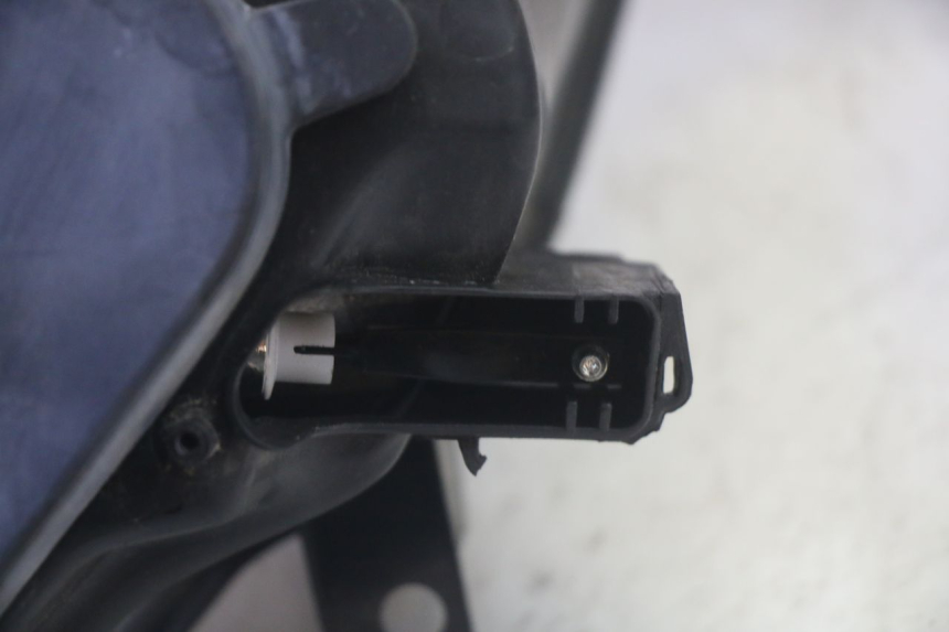 photo de HEADLIGHT PIAGGIO MP3 500 (2016 - 2018) - Surface and material condition