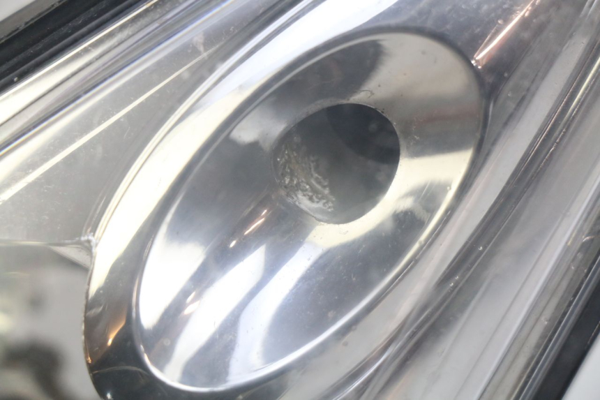 photo de FRONT HEADLIGHT YAMAHA XMAX X-MAX 125 (2006 - 2009) - Fixing points details