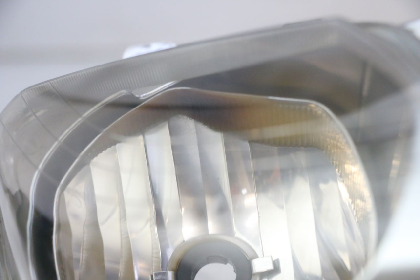 photo de FRONT HEADLIGHT YAMAHA X-MAX XMAX 125 (2010 - 2013) - Zoom on usage condition