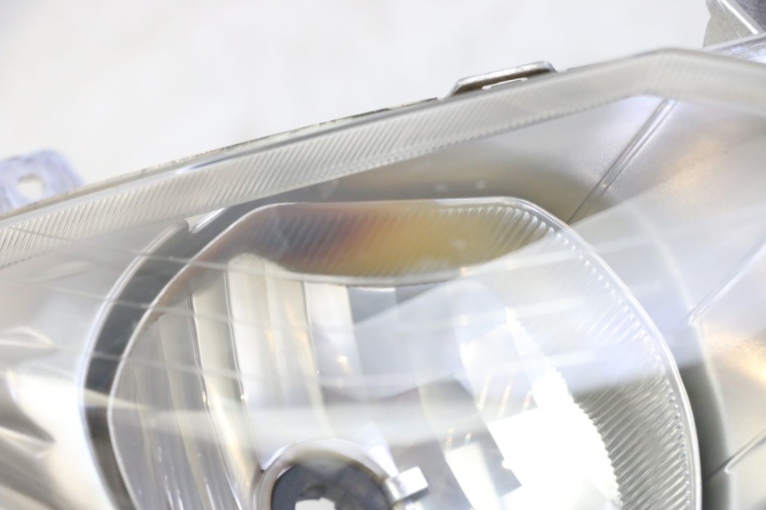 photo de FRONT HEADLIGHT YAMAHA X-MAX XMAX 125 (2010 - 2013) - Technical close-up