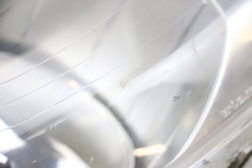 photo de FRONT HEADLIGHT YAMAHA X-MAX XMAX 125 (2010 - 2013) - Technical close-up