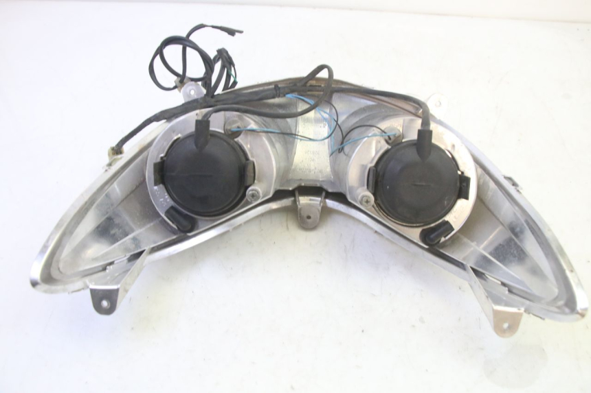 photo de FRONT HEADLIGHT YAMAHA YP MAJESTY 125 (2007 - 2010) - Surface and material condition