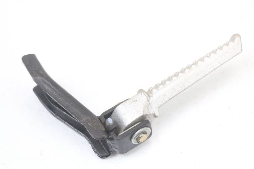 photo de Rear right footpeg bracket DAELIM A-FOUR 2T 50 (2005 - 2012)